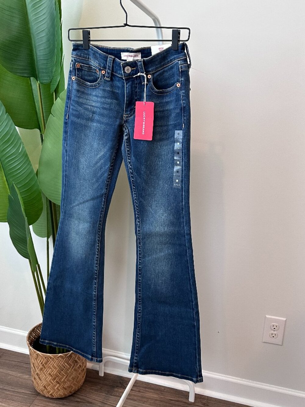 New with Tags Lucky Brand Low Rise Flare Jeans Size 2/26R